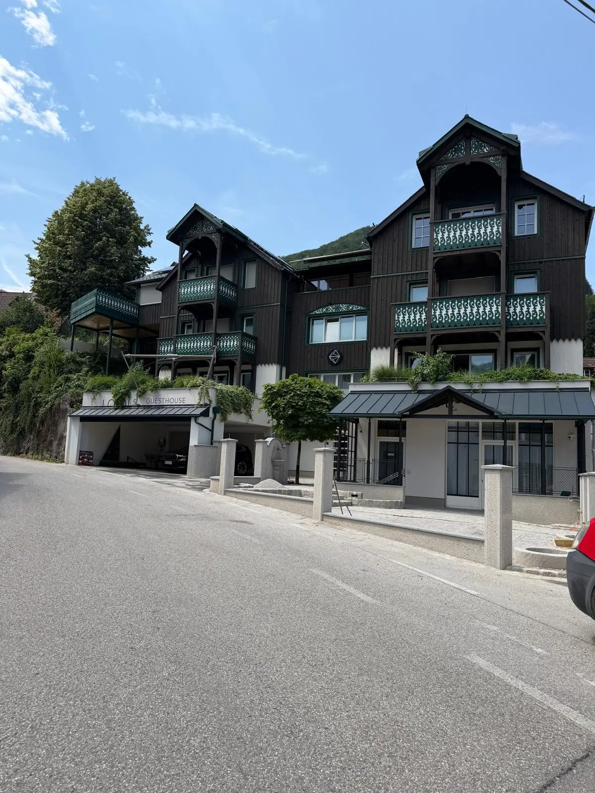 New outdoor area at LOIDLs Guesthouse Traunkirchen – sun sails