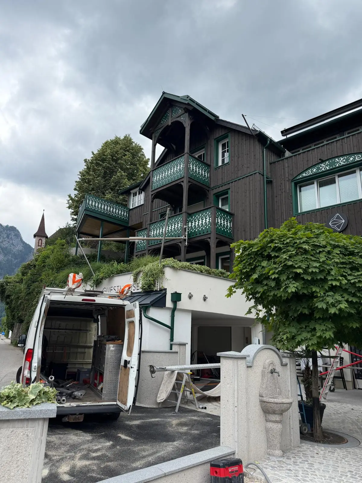 Outdoor area under construction – LOIDLs Guesthouse Traunkirchen