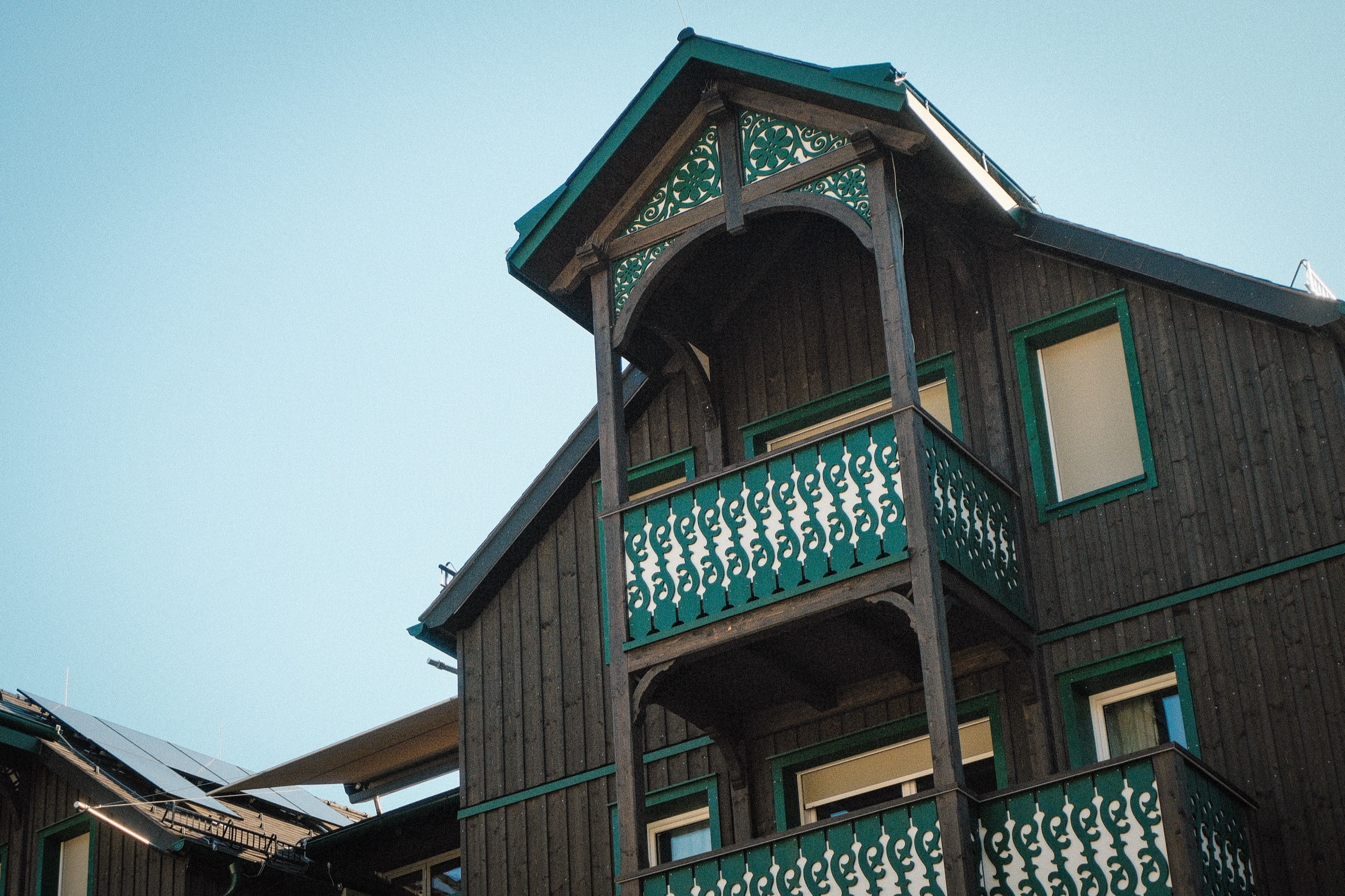 Giebelbalkon mit Holzornamenten
