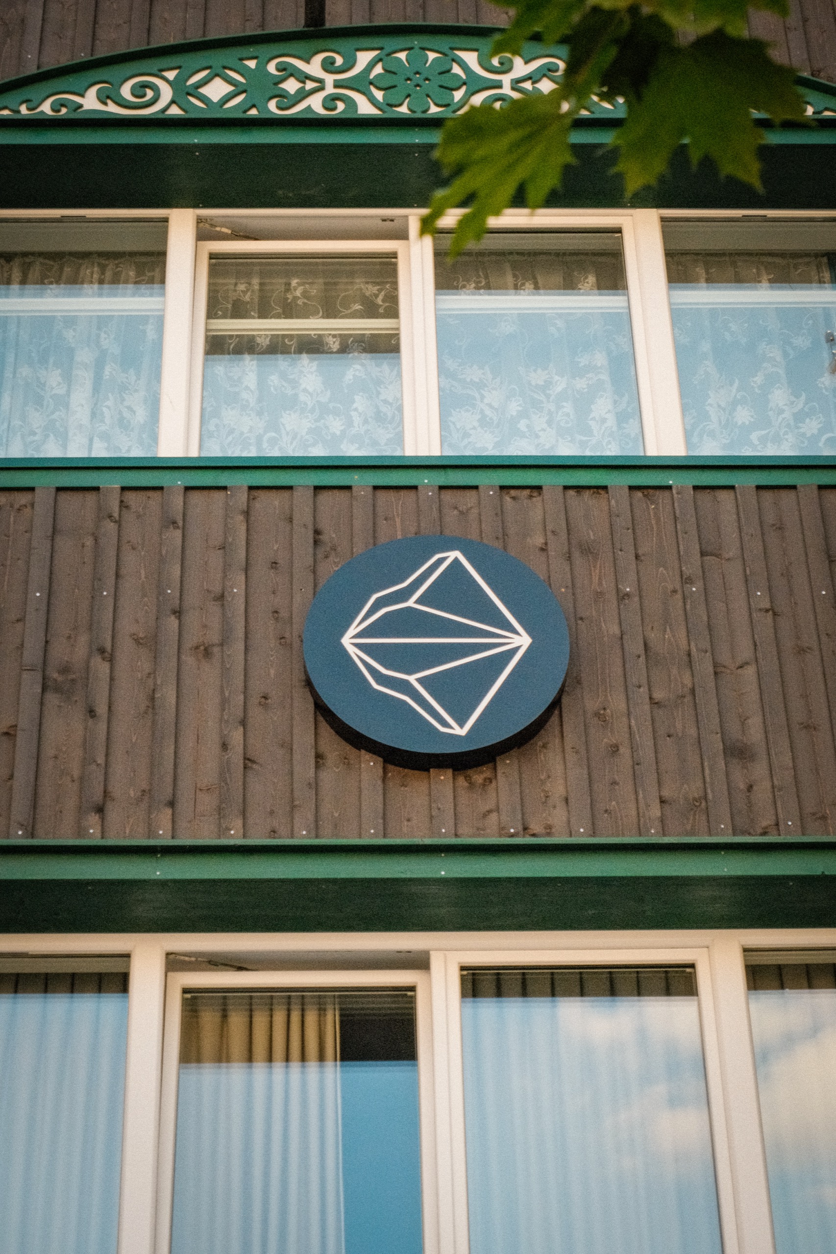 LOIDLs Logo an der Fassade